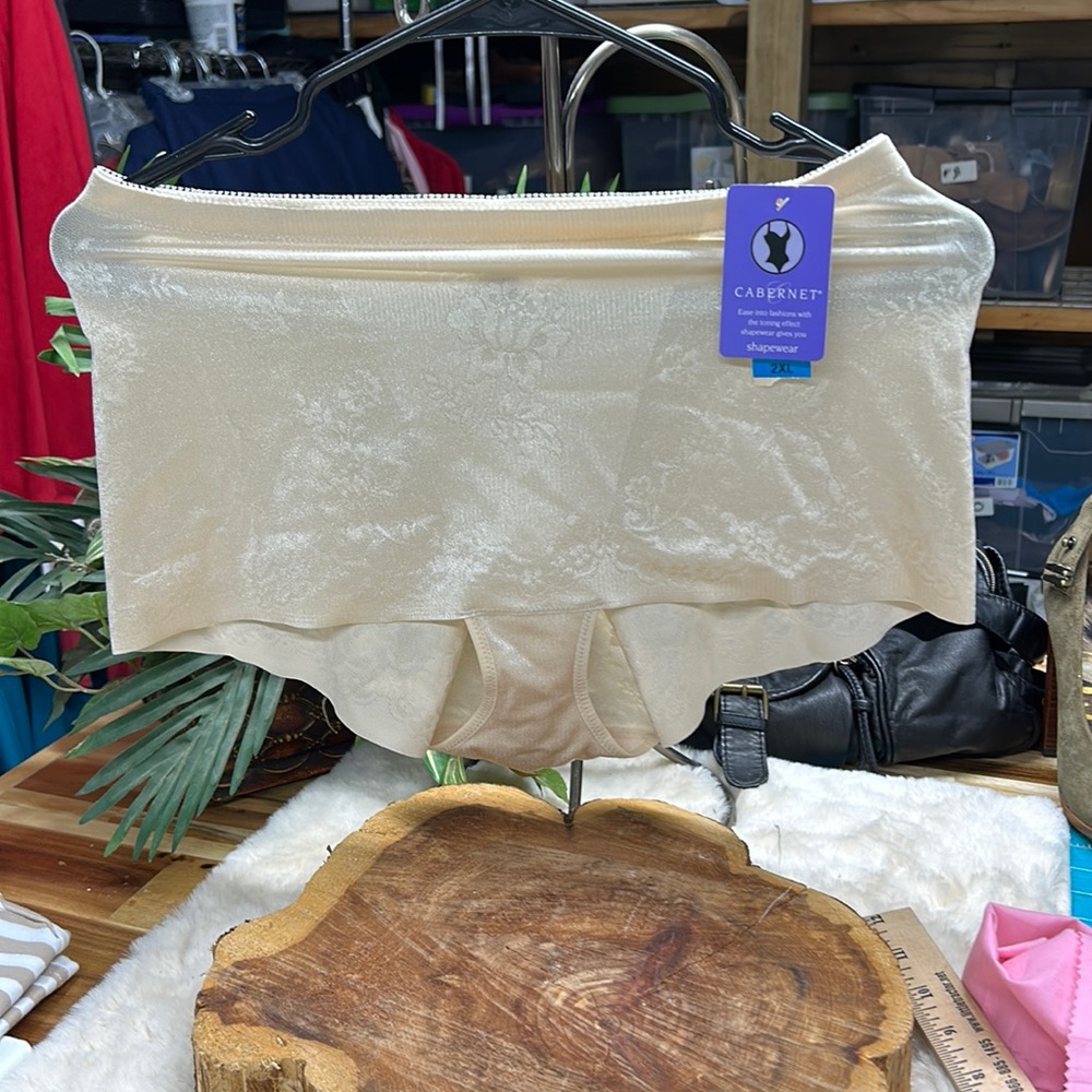 NWT‎ CABERNET shapewear size 2 XL